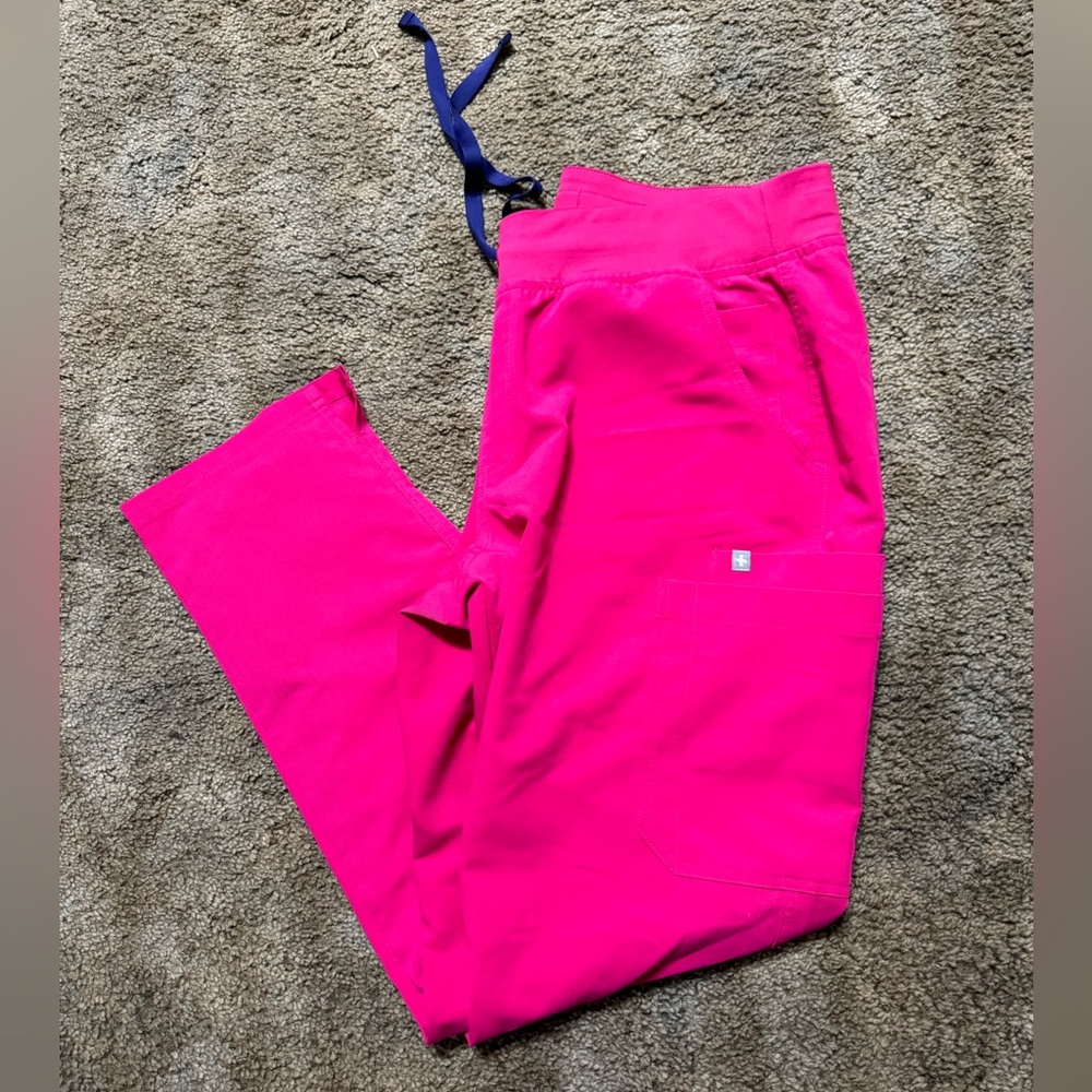 SOLD OUT Figs Kade Cargo Scrub Pants Ultra Rose Size M/P